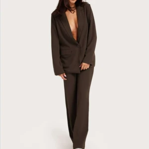 Blazer & Byxor - Säljer nu mitt helt oanvända Kostym Set från Nelly🤎 Säljer både byxorna och Kavajen, köp båda för 500kr eller 250kr/st🥰 Ordinariepris: 1000kr för båda 