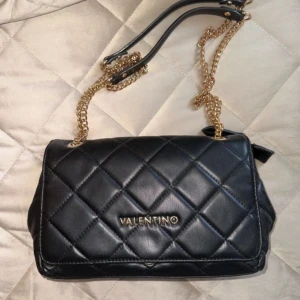 Valentino väska  - Som ny Nypris: 1545kr