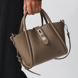 Gina Tricot väska  - Snygg väska som inte har några defekter alls. Aldrig använd och har plasten kvar!!🥰 pris på hemsidan 400 och är just nu slutsåld 