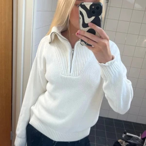 Stickad vit zip tröja - En vit zip tröja från Zara i storlek M🤍 Tröjan är i nyskick och enbart använd ett fåtal gånger!
