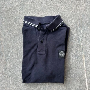 Stone island piké blå  - Sjukt snygg stone island piké. Jättebra skick, storlek S men passar nog M också skulle jag säga. Bra pris!  Nypris: 1199 Mitt pris: 399