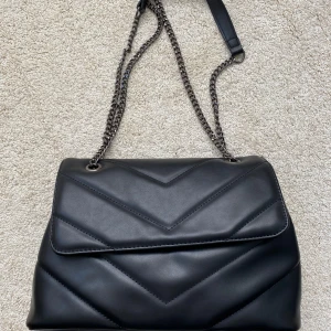 Svart väska  - Säljer denna svarta väska i mycket bra skick som används någon enstaka gång och som är jätte fin och praktisk!💕💕