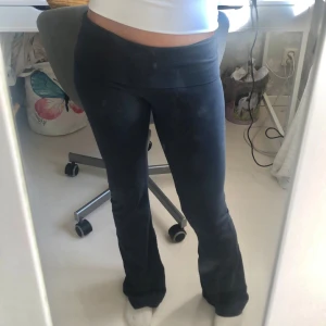 Yoga Pants - Säljer ett par marinblå yoga pants från Brandy Melville. Jättemysiga att ha på sig!🤍