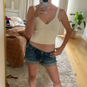 Supersött linne från Gina🤍 - Bra skick, knappt använd, pris kan diskuteras vid snabb affär 💕