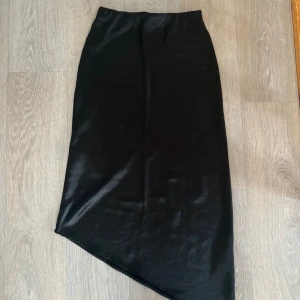 Satin skoj  - Svart satin kjol från H&M