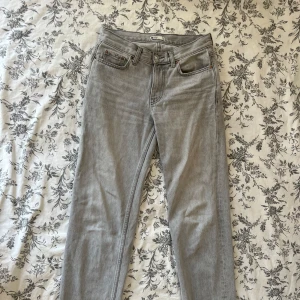 Lågmidjade jeans  - Säljer mina favoritjeans från Gina Triciot som har blivit för små. De är i bra skick och utan defekter. Köpta för 500 och säljer för 300 + frakt. Ställ gärna frågor!🥰