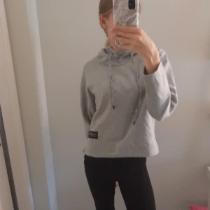 Grå hoodie - Grå hoodie ifrån gekås. Använd ett fåtal gpnger och har inga defekter💕
