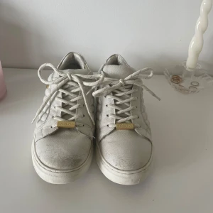 Vita skor  - Superfina skor som jag tyvärr säljer då de inte passar längre. En aning slitna men de syns inte super mycket. De största skadorna synd på bild fyra och fem💗