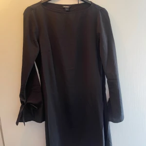 Klänning  - Klänning i tunt material och i mycket gott skick 