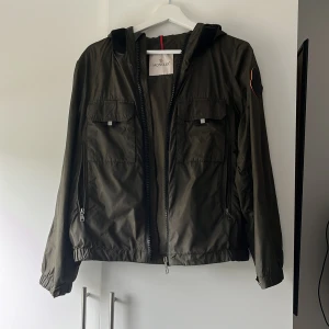 Moncler Cardigan  - En as fet Moncler cardigan i storlek xs  NY pris runt 6000kr/ vårt pris 2000kr Vi frågor och funderingar så är det bara att skriva 🔔