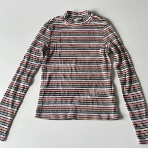 Randig långärmad tröja  - Bra i skick, sparsamt använd. Tycker själv att färgerna på den här är så himla fina. Går att style enkelt och samtidigt få en ”egen” outfit. 