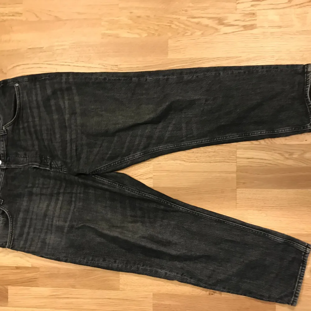 Säljer ett par weekday jeans då jag inte använder dom bra skick och inte använda så mycket . Jeans & Byxor.