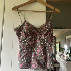 Supersött linne🤩 - Ett supergulliga grönt linne med rosa blommor/mönster. Har dragkedja på sidan. 