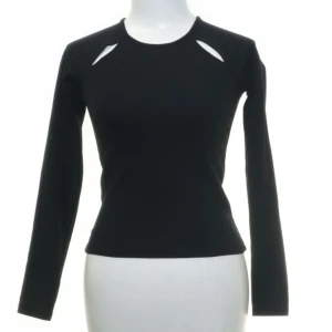 Tröja - Tröja med små detaljer, jätte fin och skönt material. Formar kroppen fint!