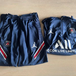 Psg tracksuit  - Väldigt bra skick använd lite men fortfarande jättebra. Från säsong 2021