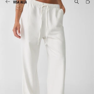 Linnebyxor stradivarius - Vita Linnebyxor från stradivarius som torktumlades utav misstag😭och blev därför ca 5cm kortare. De var helt nya och är inte alls genomskinliga😍 de skulle passa någon som är 160-165 längdmässigt. Kommer själv köpa om de på nytt 😍 