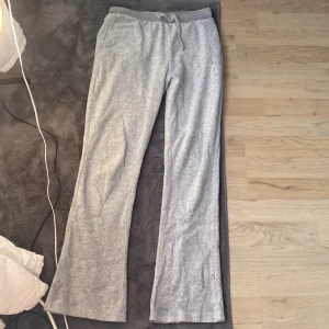 Juicy couture byxor !! - Riktiga juicy couture byxor.  Storlek 12-13!! Byxorna är använda  men har Inge kännetecken på att vara använda!! Säljer då byxorna inte kommer till användning längre. Priset kan diskuteras!!🙌