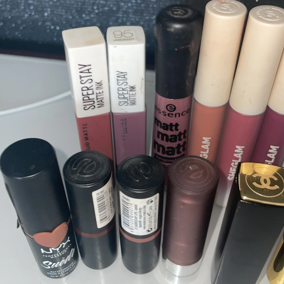 Samling av olika läppstift och läppglans - 93