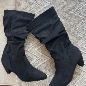 Stövlar mocka svarta  - Stövlar i mocka, strl 40, aldrig använda 