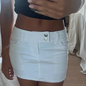 Vit jeanskjol - Vit jeanskjol från H&M i storlek XS, priset kan diskuteras och fråga på om du undrar ngt. 💗