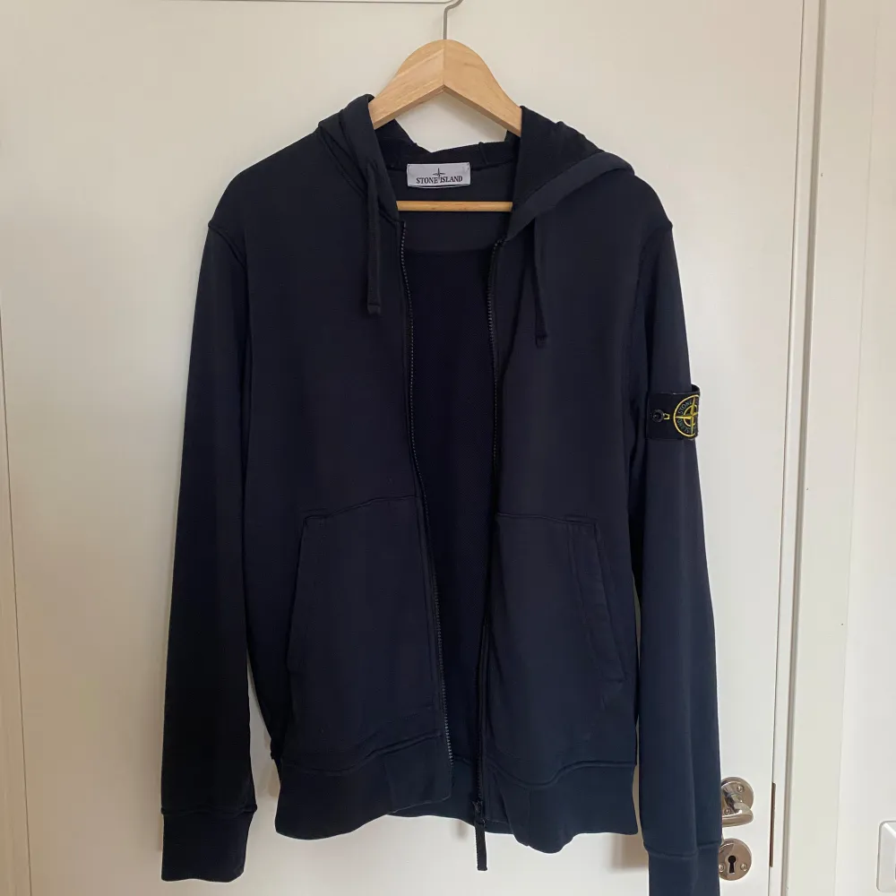 Hej,  Säljer min Stone Island Zip Up Hoodie då jag ej använder den längre. Plagget är iprincip oanvänt & är i nyskick. Köpt på NK & kvitto finns kvar.  Nypris ligger på runt 4000kr. Skriv PM ifall frågor finns. . Hoodies.