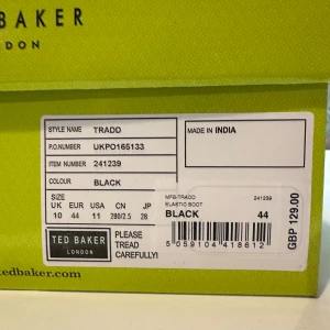 Ted Baker London 44 - Ted Baker Chelsea Boots, nästan som nya, som du ser på bilderna, storlek 44, Fina boots till hösten. Box medföljer. Har du intresse, så kontakta mig!