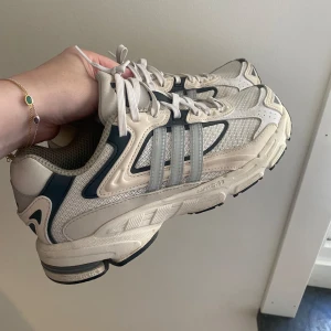 Adidas  - Beige/svart.  Knappt använda - vid två tillfällen.  Ej tvättade.  Köpta på other stories 1199 kr  Stl 38 2/3   250 kr 