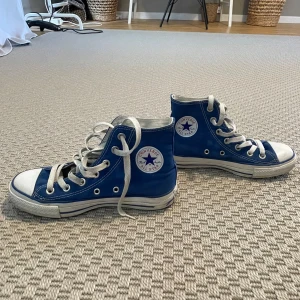 Blå Converse  - Blå Converse i jättebra skick, står 36 1/5 i skorna men de är väldigt stora i storleken så passar 37 bättre