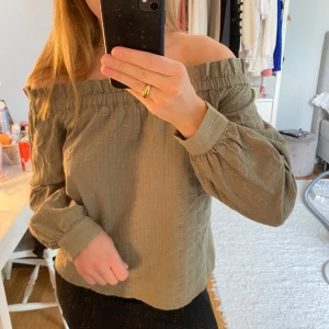 Off shoulder topp - Off shoulder topp i finaste gröna färgen från Nakd! Nyskick