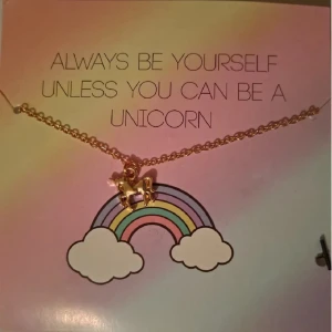 Halsband med unicorn hänge - Halsband. Köpt men aldrig använd. Lotivet är en enhörning i guld. (Ej äkta)  Köparen står för frakt. Ansvarar inte för paketet under frakt. 