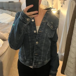 Jeans jacka - Jeans jacka ifrån only i bra skick, säljer denna eftersom den inte kommer till användning.  Finns inga skador eller fläckar. Priser går alltid att diskutera.