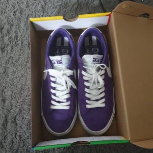 Lila nike blazers - Lila nike blazers använda ett fåtal gånger. De är storlek 46 och jag köpte de på junkyard ett par år sedan. Har mest stått i en låda på mitt rum sen dess.