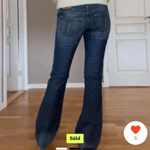 Lågmidjade snygga jeans - Bilder från förra ägaren! Midjemått:36 Innerbenslängd:84. Tryck gärna köp nu! Skriv för fler bilder. 