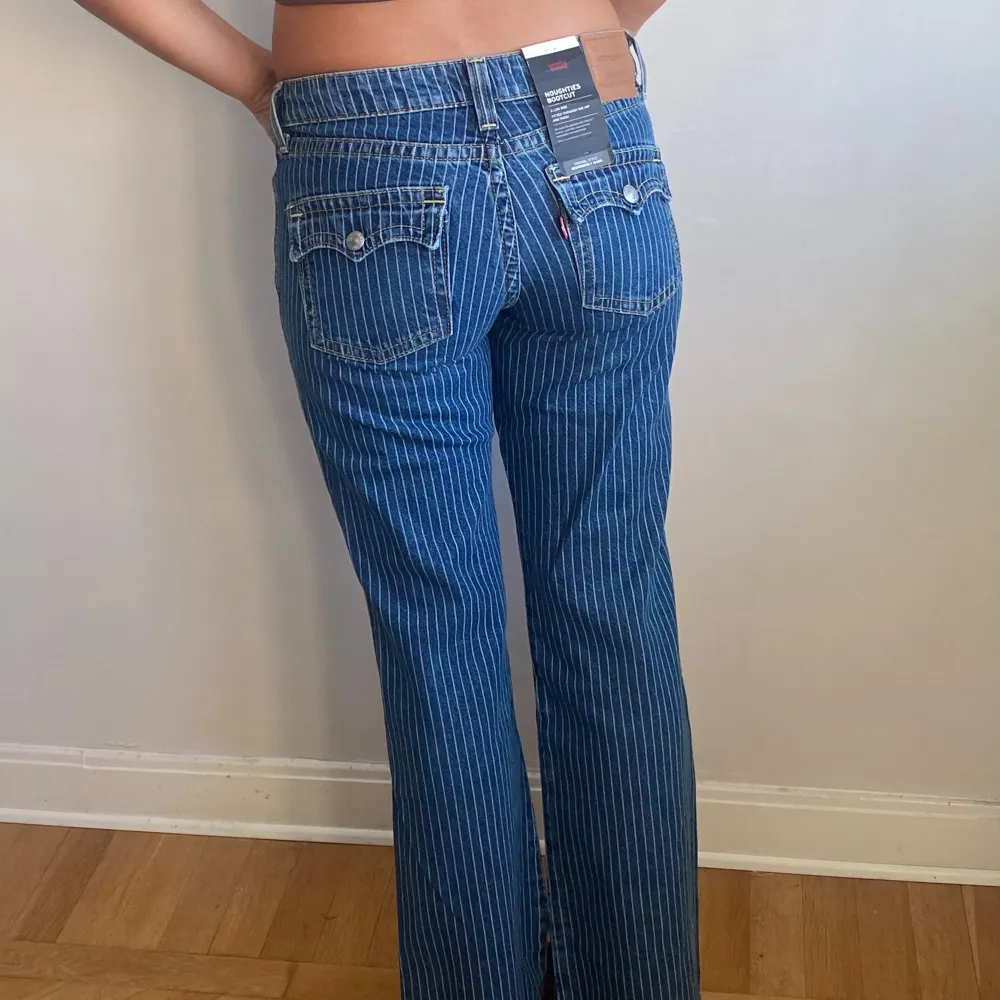 Sååå galet snygga jeans från Levi’s! Modellen är back to the 2000’s med flap pockets, chunky stitching, bootcut and low rise! Sitter Såå snyggt på. stretch i jeansen så formar sig efter din kropp. Jeansen är helt nya med lapparna kvar. 💓. Jeans & Byxor.