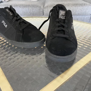 Fila Skor - Säljer dessa Fila skor då jag inte använder dom längre. Haft på mig dom max 5 gånger bara. Nyskick!