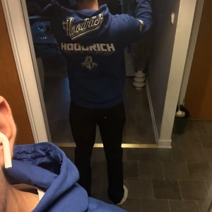 Blå hoodrich hoodie - Detta är en blå limited edition hoodrich hoodie som köptes för 850kr hos JD Sport. Häftigt tryck och bra förvaringsfickor. Skickst är 10/10 och är i stolek L. Säljs för 650kr. Pris går att diskuteras!🥂