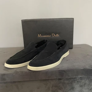 Massimo dutti loafers - Massimo dutti loafers| storlek 42| kond 9-10| färg mörkblå| ALLT og medföljer| skriv priv för bilder| köpta för 1200 mitt pris 800|
