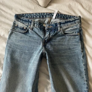 weekday jeans - modell arrow low💕W26 L34💕knappt använda, så jättefint skick!