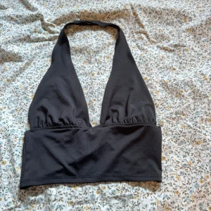 Festtopp H&M - Jättefin svart topp från H&M i storlek S💞