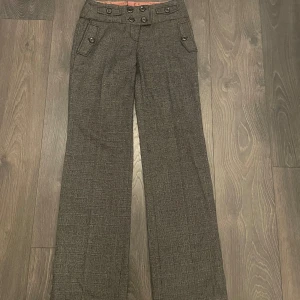 raka kostymbyxor - lågmidjade coola raka kostymbyxor med knappar! Storlek 34😊