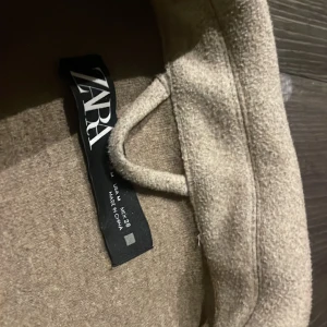 Höst jacka  - Säljer min jötte fina höst kappa ifrån zara i storlek m men skulle säga att den passar en S väldigt bra ,den har tvp fickor med knappar och knappar längst ner på armarna den sitter väldigt fint på och håller värmen inga skador på jacka 💕