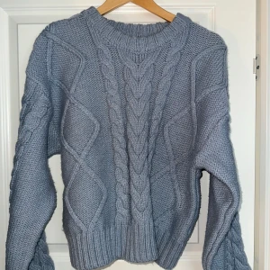 stickad tröja - superfin ljusblå stickad tröja från H&M, storlek S (funkar dock även för XS och M) i fint skick ❤️‍🔥