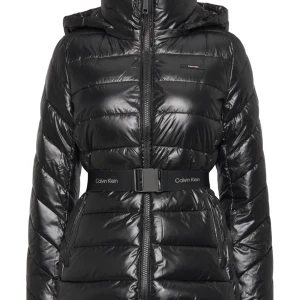 Calvin klein ESS BELTED PADDED LW JACKET - Säljer min vinter jacka i liknande modell då jag ska kunna köpa en ny.  Jackan är i ny kondition Ordinarie pris ligger på 2800kr  detaljerad bilder skickas privat till seriösa köpare  