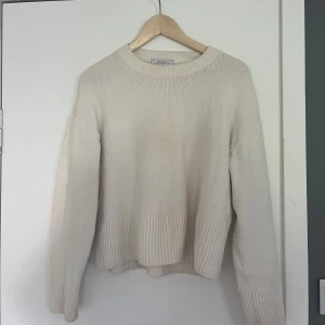 Stickad tröja - Vit finstickad tröja från Other Stories i st XS. 
