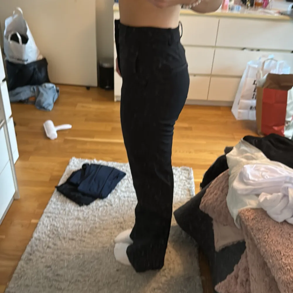 Svarta kostymbyxor från bikbok, högmidjade och utan slits vid foten, bra skick💕. Jeans & Byxor.