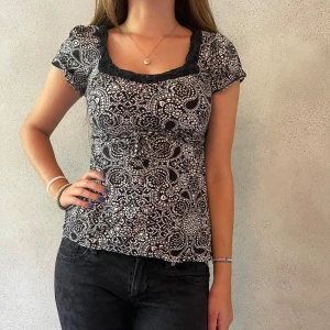 Svart och vit mönstrad topp - så söt topp med asnajs passform!!🦓🦓