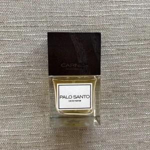 50 ml Palo Santo av Carner Barcelona - En mysig träig/vanilj unisex doft. Har inte använt den så mycket typ 90% kvar. Köpt från COW parfymeri för 1200kr