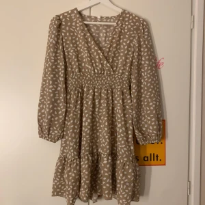 klänning  - brun/beige klänning aldrig använt 