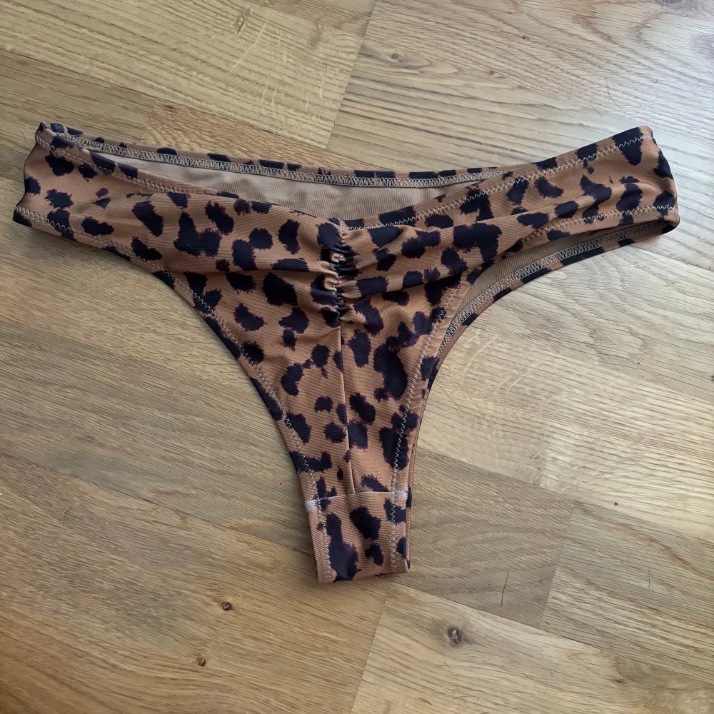 Bikinitrosa i leopardmönster från H&M. Storlek 34, bra skick, nypris 159kr mitt pris 15kr.. Övrigt.