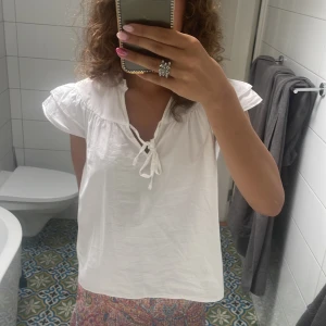 Blus - Blus Vit Sommar söt Hm Snören o volang  